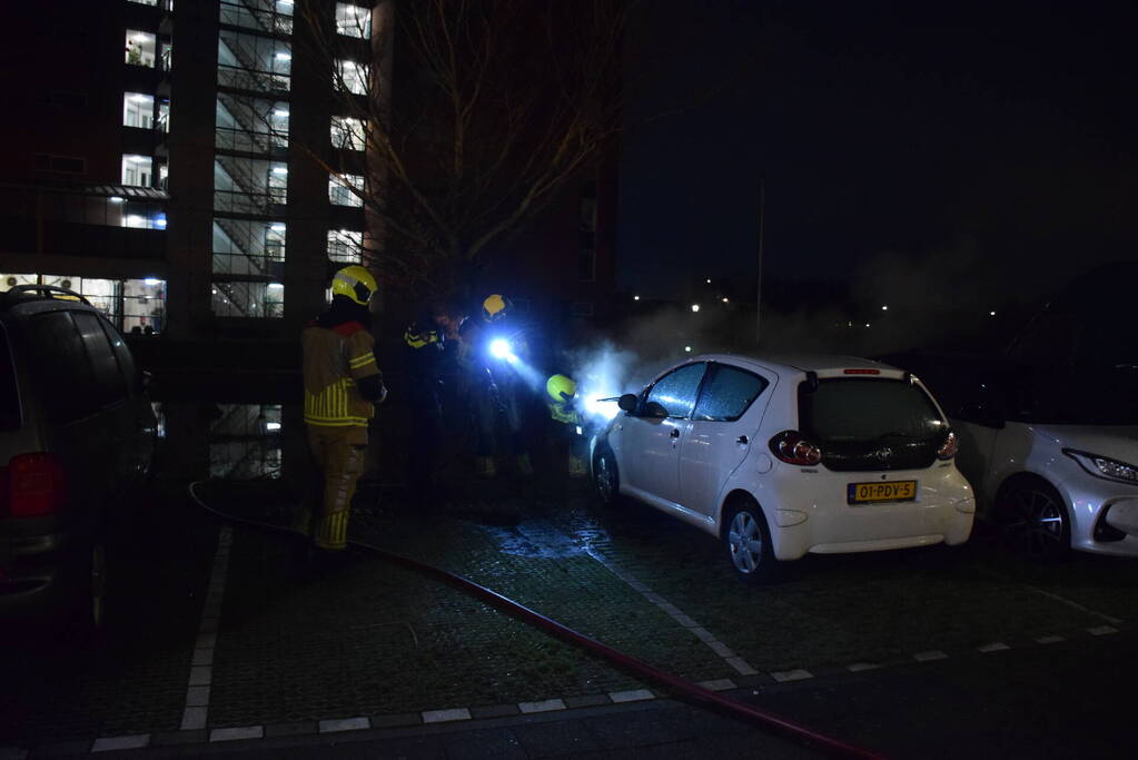 Vlammen en rookontwikkeling bij voertuigbrand