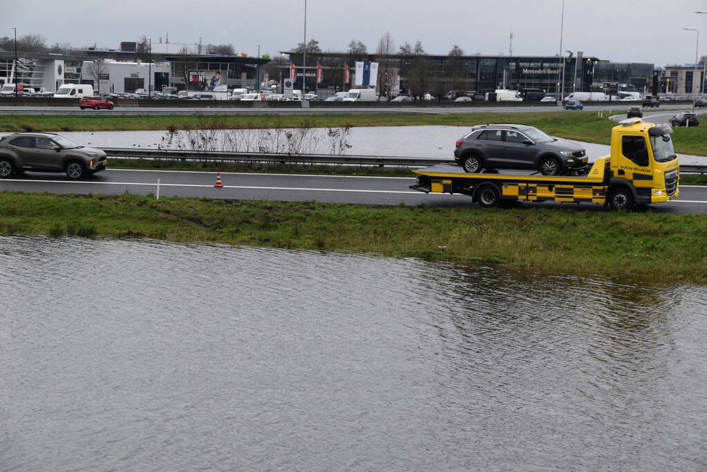 Automobilist verliest macht over stuur en belandt in berm