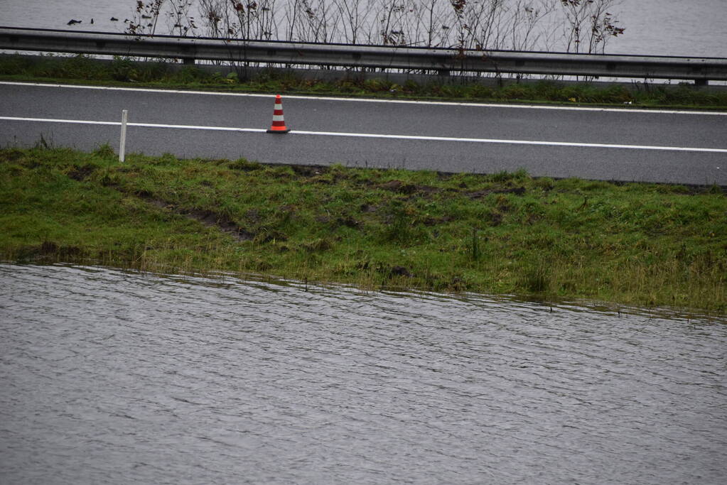 Automobilist verliest macht over stuur en belandt in berm