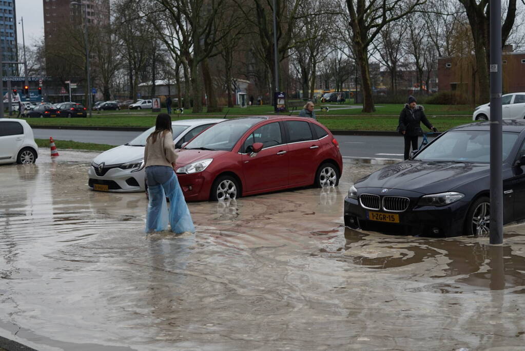 Hoofdwaterleiding gesprongen winkel dreigt onder te lopen