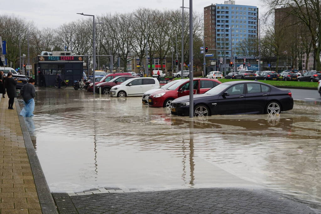 Hoofdwaterleiding gesprongen winkel dreigt onder te lopen