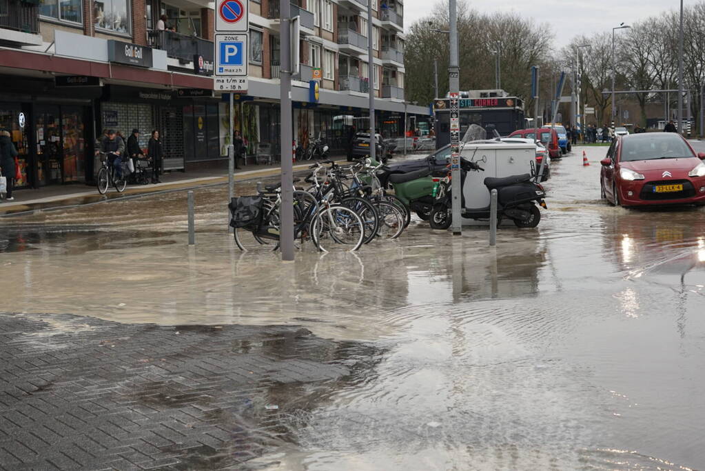 Hoofdwaterleiding gesprongen winkel dreigt onder te lopen