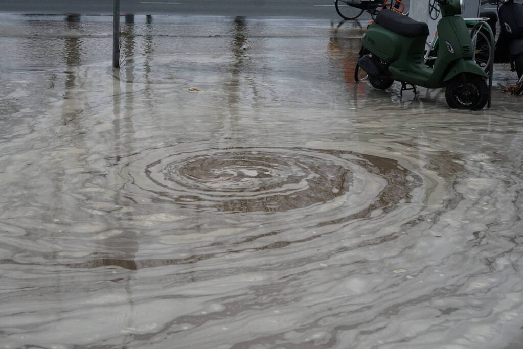 Hoofdwaterleiding gesprongen winkel dreigt onder te lopen