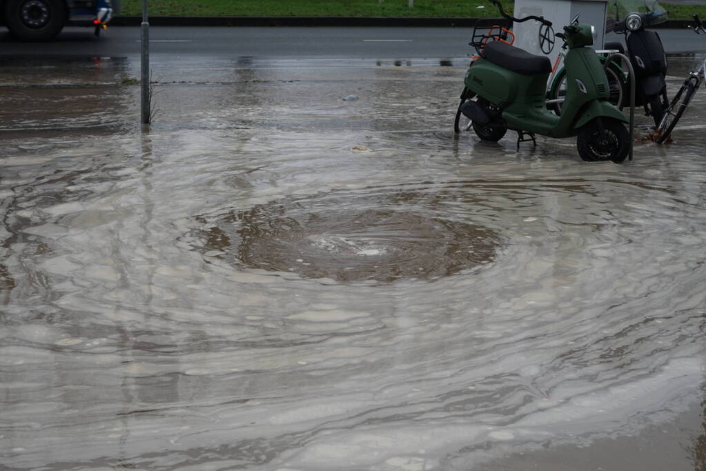 Hoofdwaterleiding gesprongen winkel dreigt onder te lopen