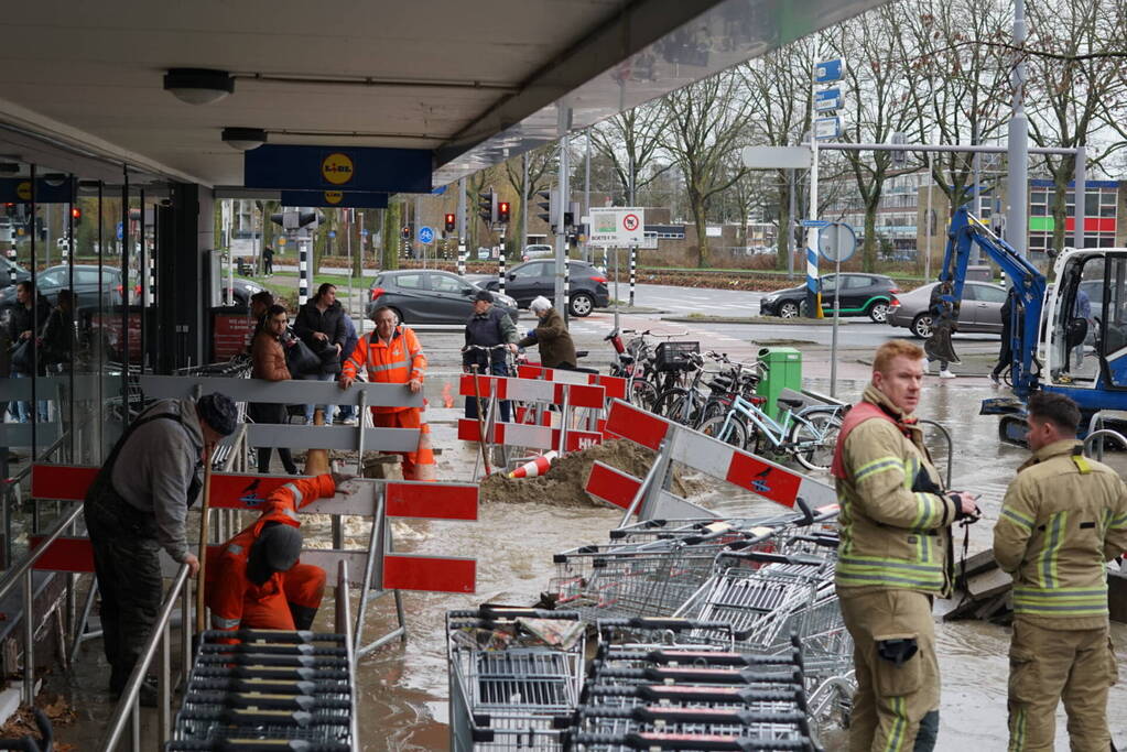 Hoofdwaterleiding gesprongen winkel dreigt onder te lopen