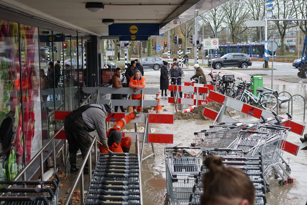 Hoofdwaterleiding gesprongen winkel dreigt onder te lopen