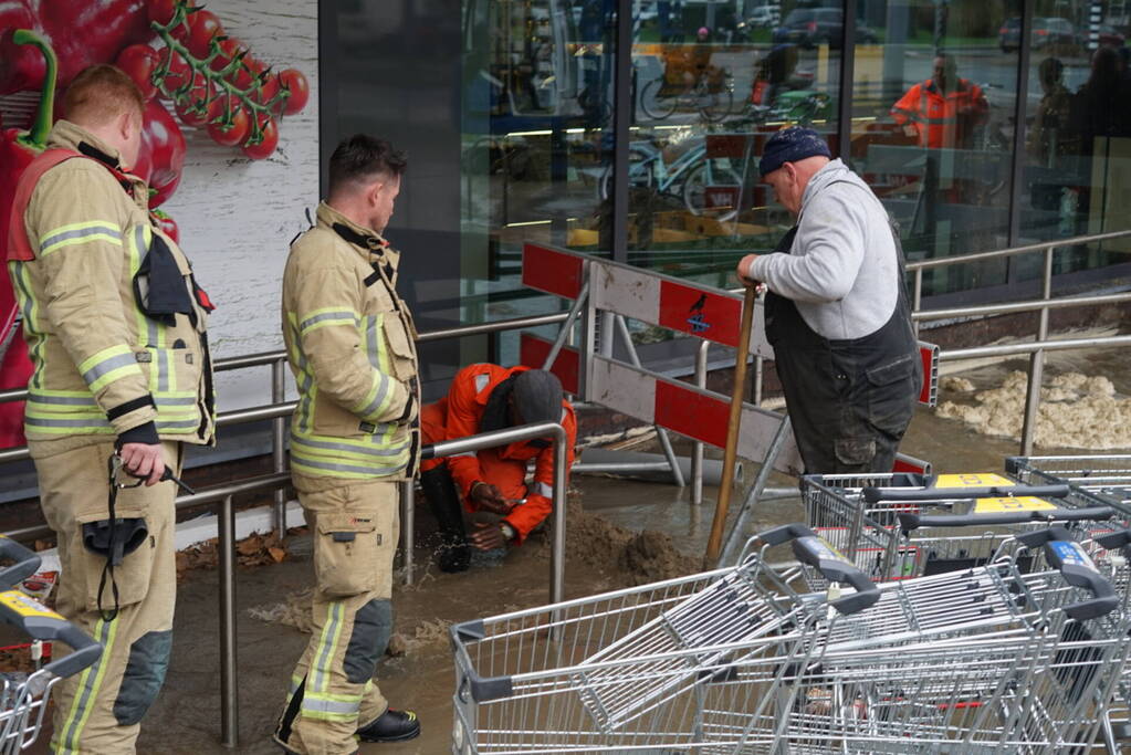 Hoofdwaterleiding gesprongen winkel dreigt onder te lopen