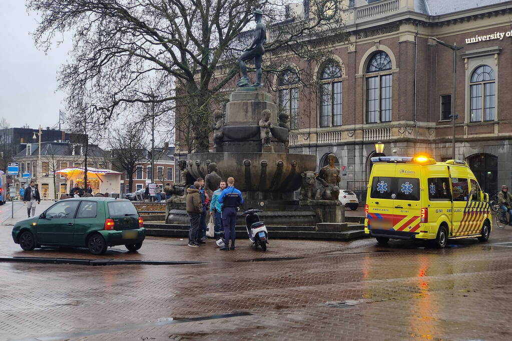 Scooterrijder en automobilist in botsing