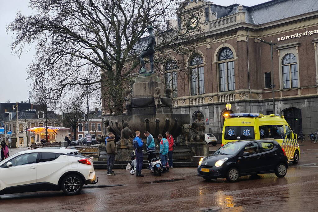 Scooterrijder en automobilist in botsing