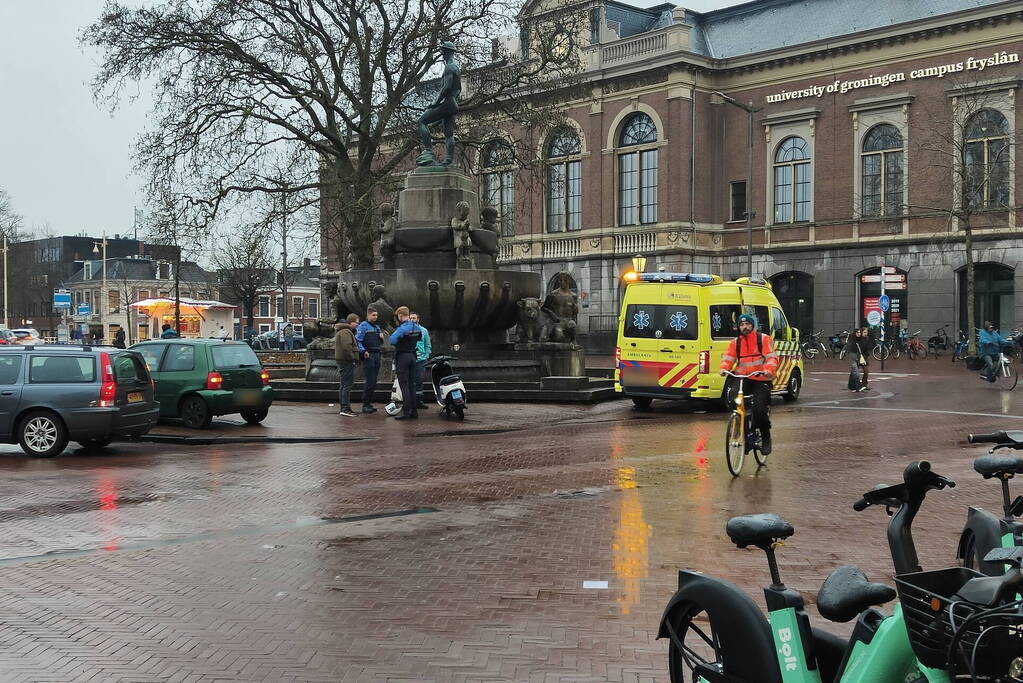 Scooterrijder en automobilist in botsing