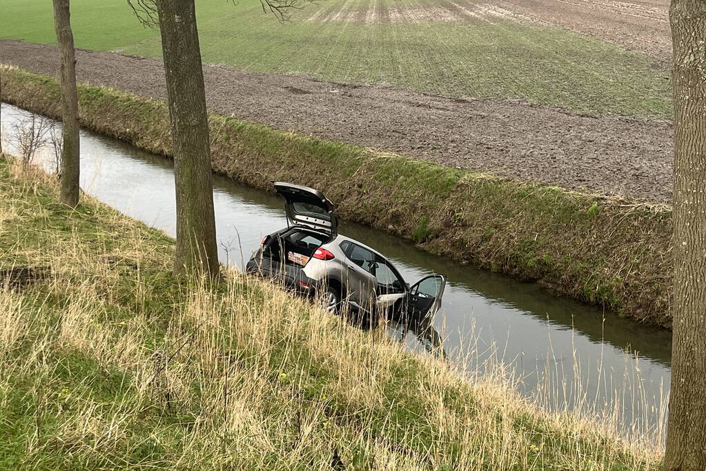 Automobilist ramt verkeersbord en raakt te water