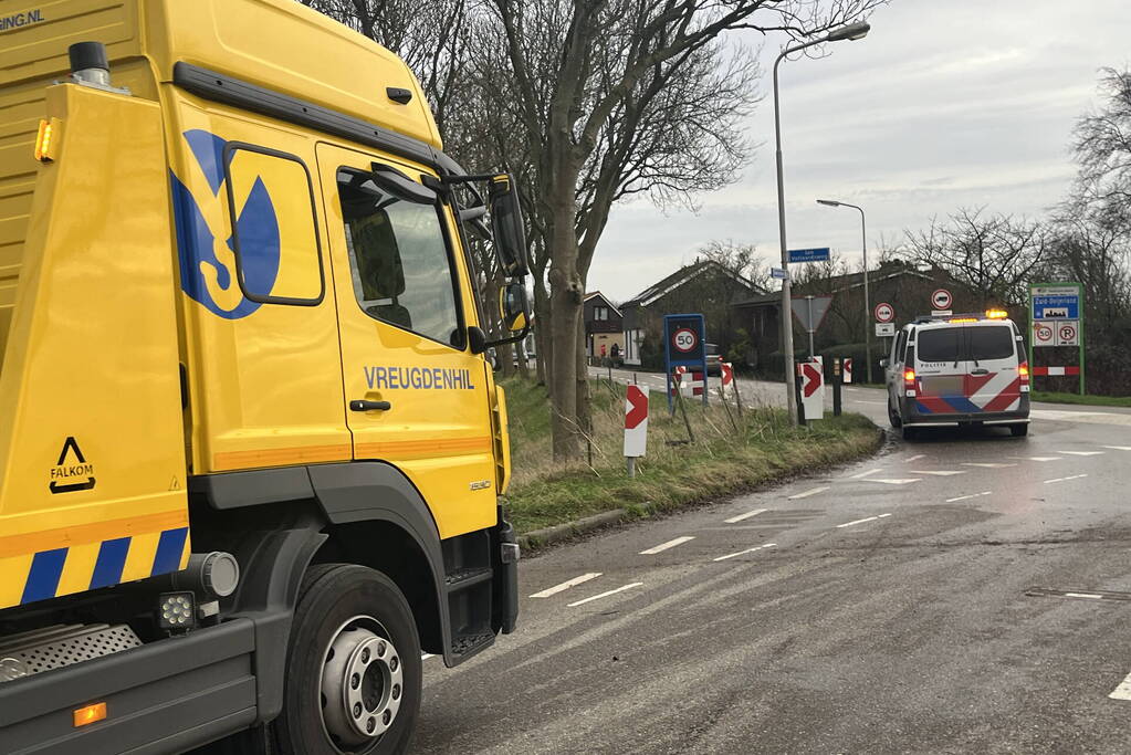 Automobilist ramt verkeersbord en raakt te water