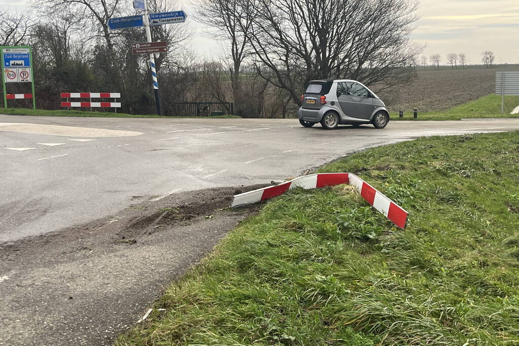 Automobilist ramt verkeersbord en raakt te water