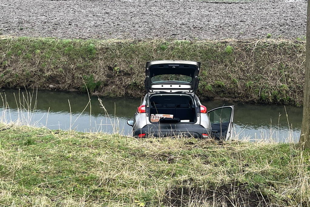 Automobilist ramt verkeersbord en raakt te water