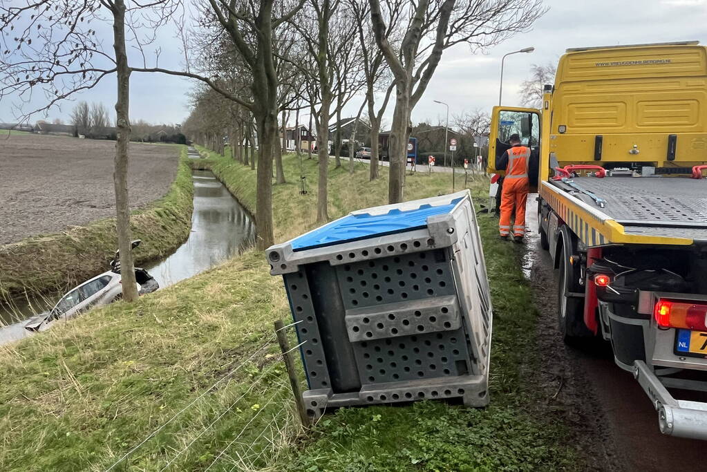 Automobilist ramt verkeersbord en raakt te water