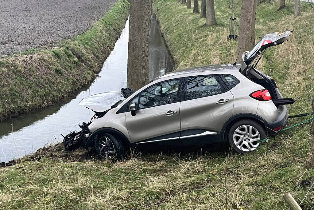 Automobilist ramt verkeersbord en raakt te water