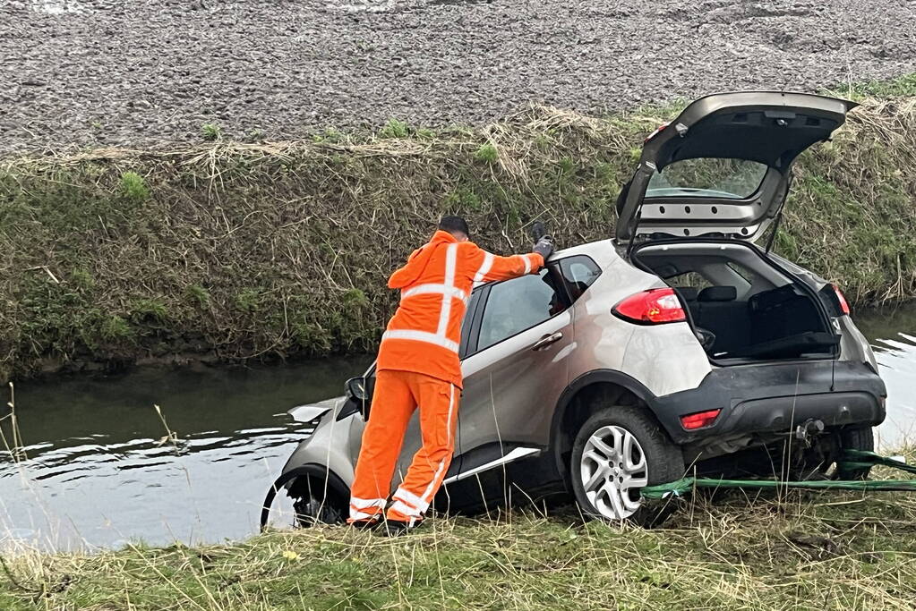 Automobilist ramt verkeersbord en raakt te water