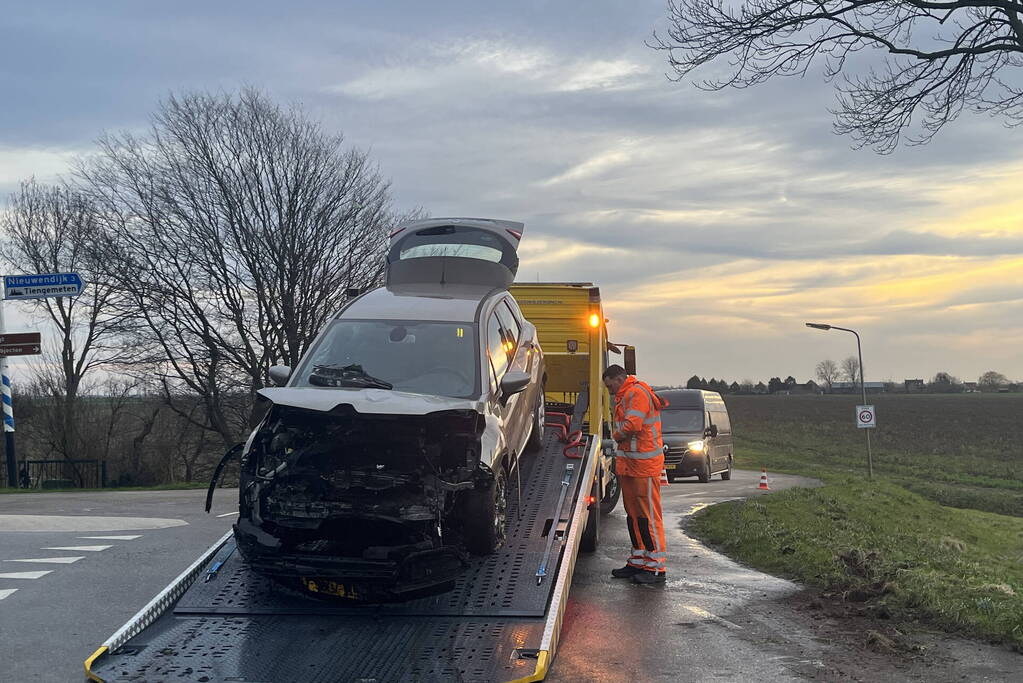 Automobilist ramt verkeersbord en raakt te water