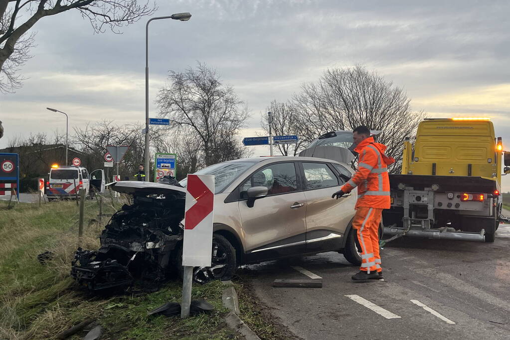 Automobilist ramt verkeersbord en raakt te water