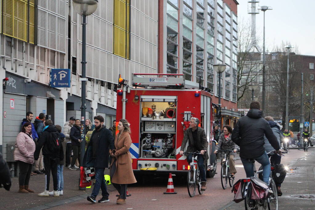 Rokende auto in parkeergarage