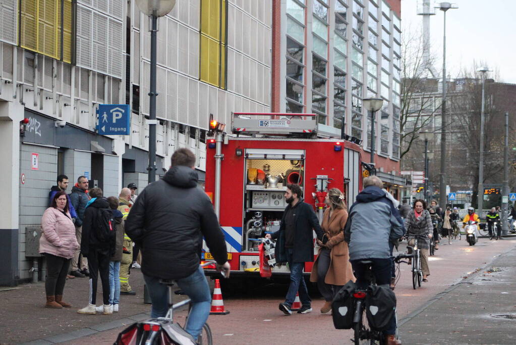 Rokende auto in parkeergarage