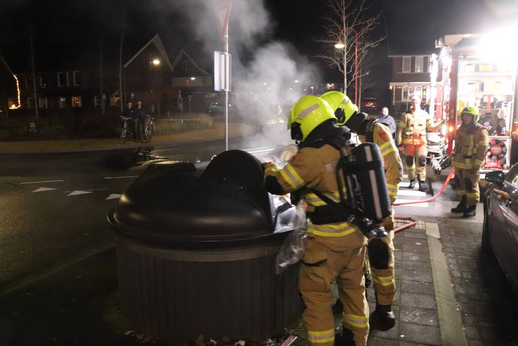 Brandweer dooft containerbrand