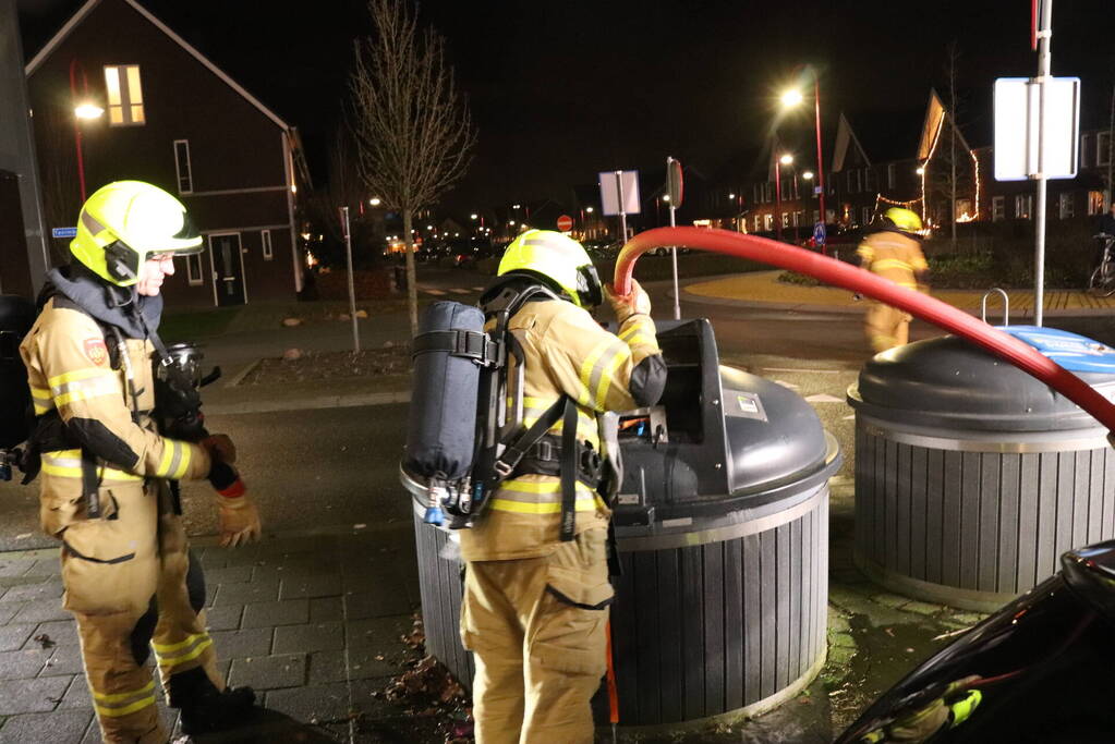 Brandweer dooft containerbrand