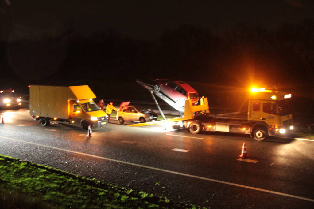 Snelweg afgesloten na kop-staartbotsing