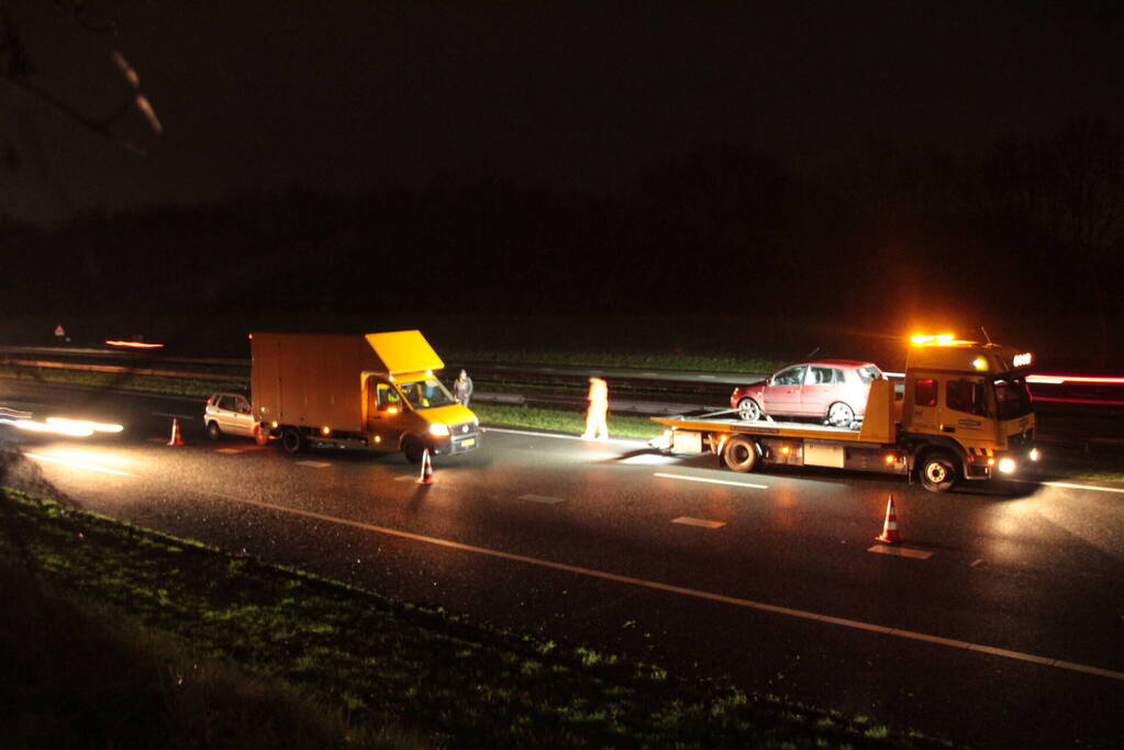 Snelweg afgesloten na kop-staartbotsing