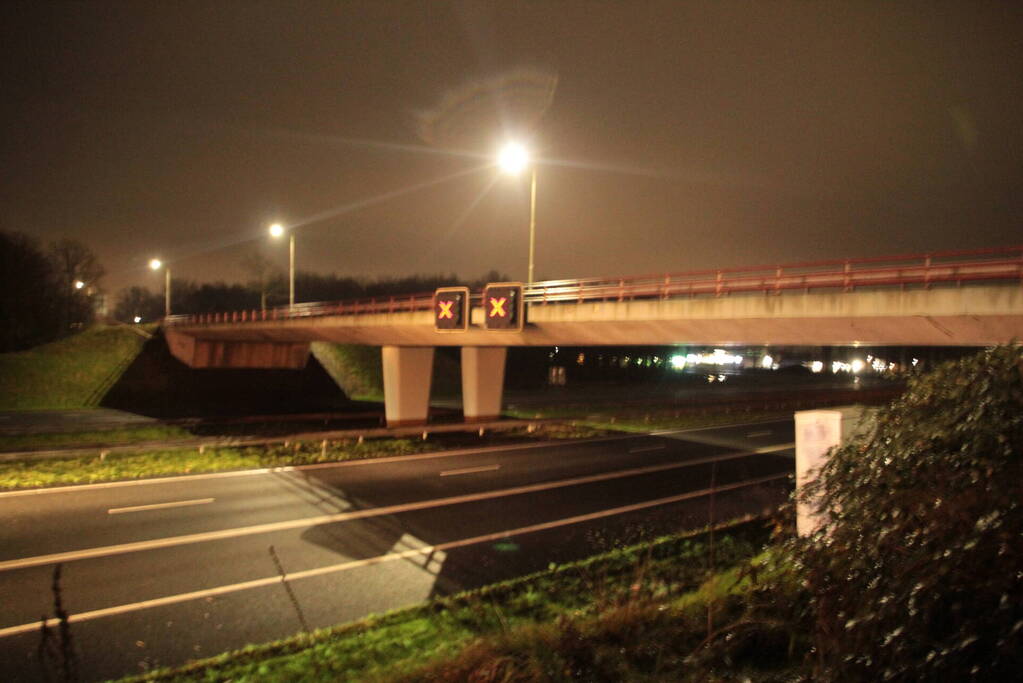 Snelweg afgesloten na kop-staartbotsing