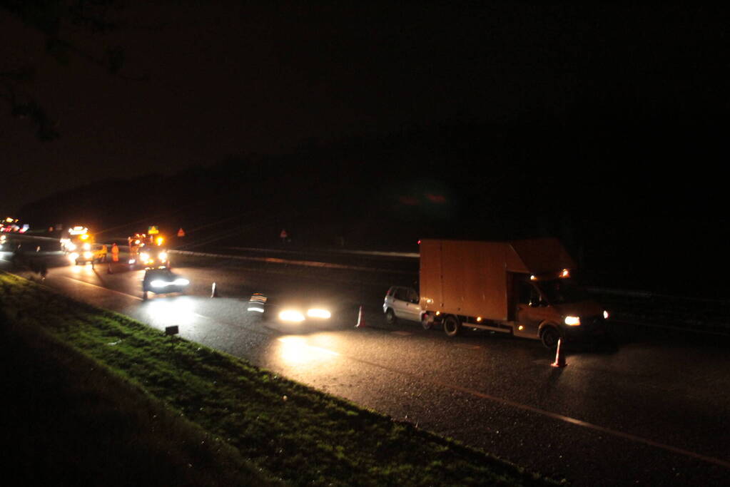 Snelweg afgesloten na kop-staartbotsing