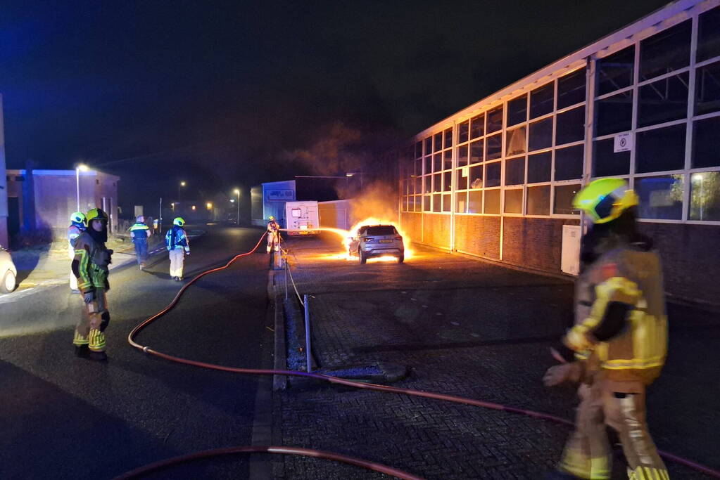 Brandweer blust voertuigbrand