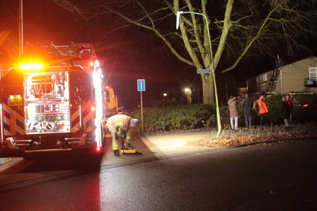 Auto vliegt uit de bocht en belandt in tuin