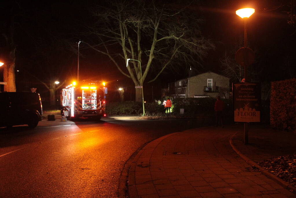 Auto vliegt uit de bocht en belandt in tuin