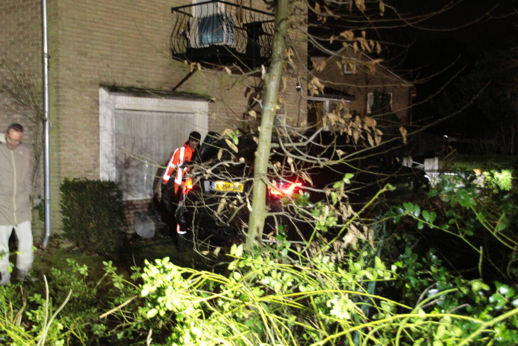 Auto vliegt uit de bocht en belandt in tuin