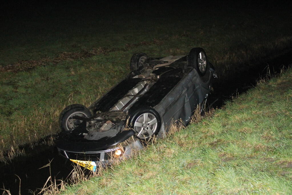 Auto op de kop in de sloot