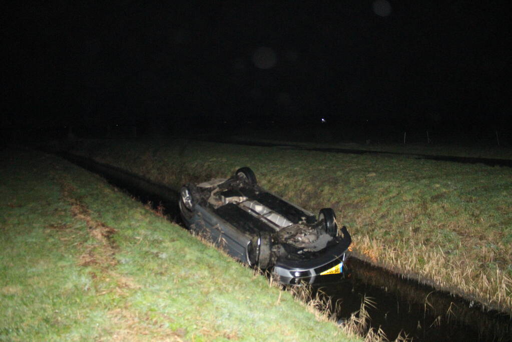 Auto op de kop in de sloot