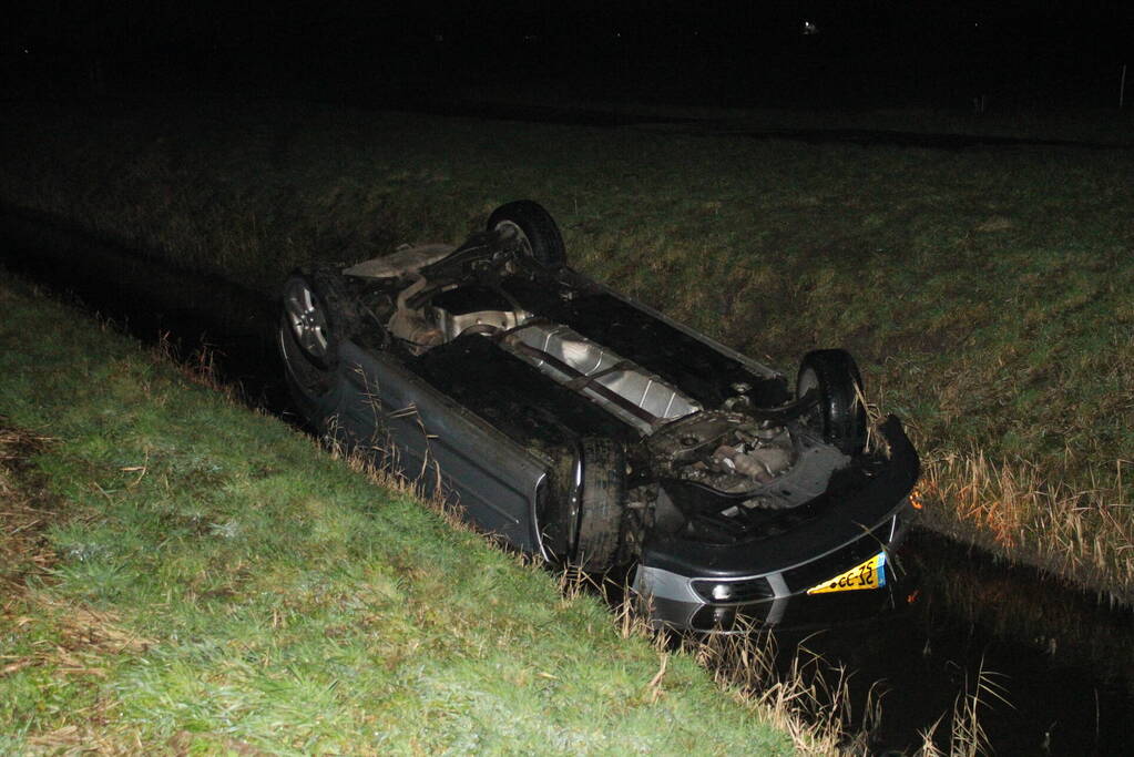 Auto op de kop in de sloot