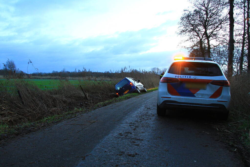 Automobilist vliegt uit de bocht en belandt in sloot