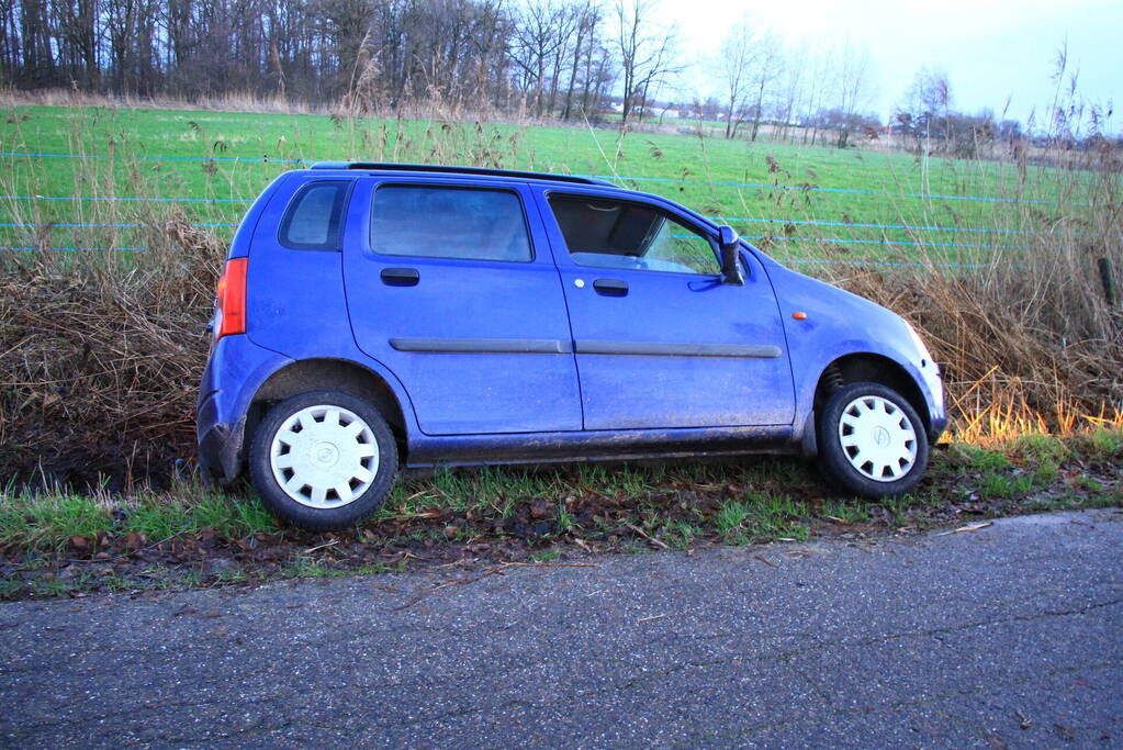 Automobilist vliegt uit de bocht en belandt in sloot