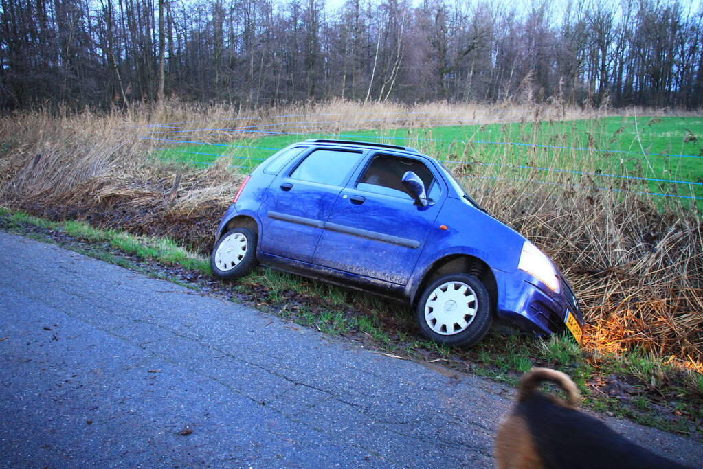 Automobilist vliegt uit de bocht en belandt in sloot