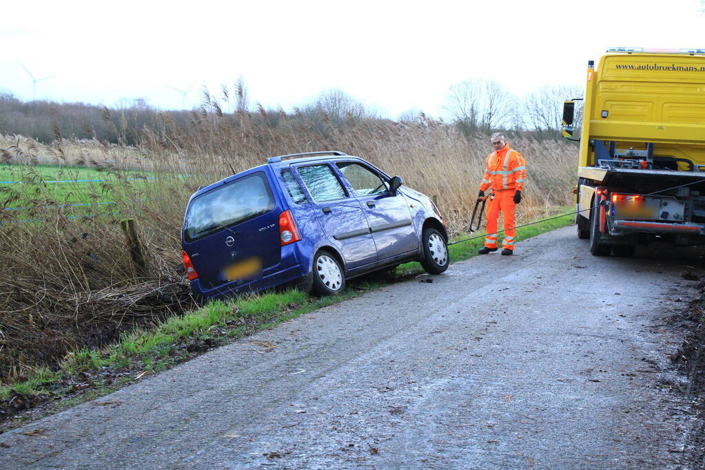 Automobilist vliegt uit de bocht en belandt in sloot