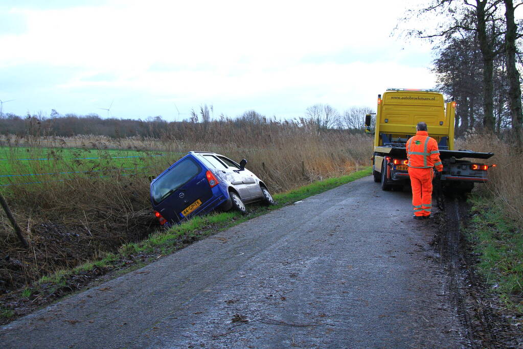 Automobilist vliegt uit de bocht en belandt in sloot