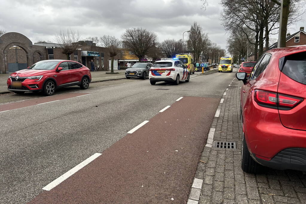 Fietser zwaargewond bij botsing met bestelbus