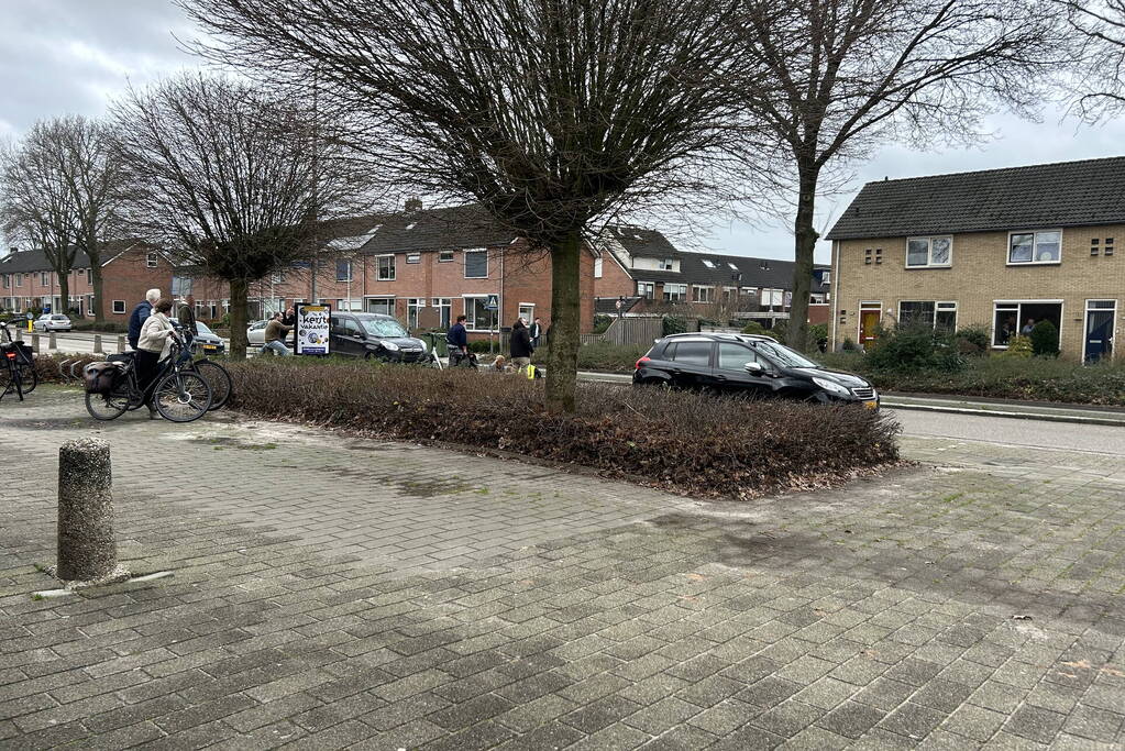 Fietser zwaargewond bij botsing met bestelbus