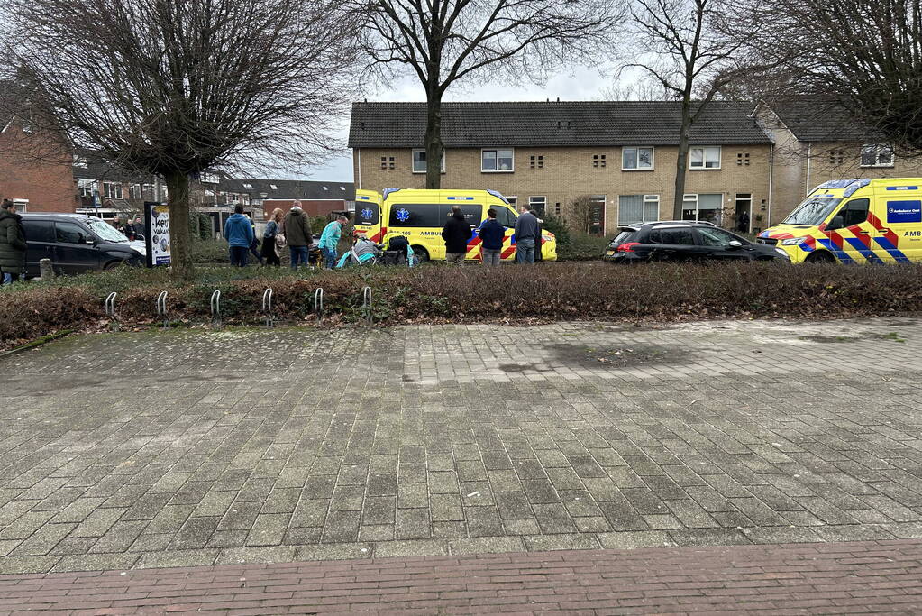 Fietser zwaargewond bij botsing met bestelbus