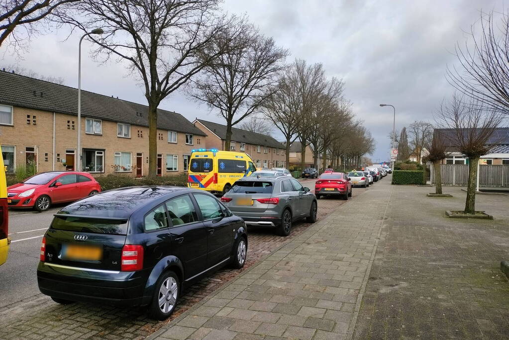 Fietser zwaargewond bij botsing met bestelbus