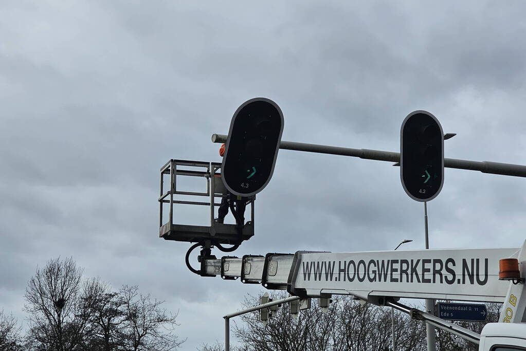 Verkeerslicht hangt los boven fietspad