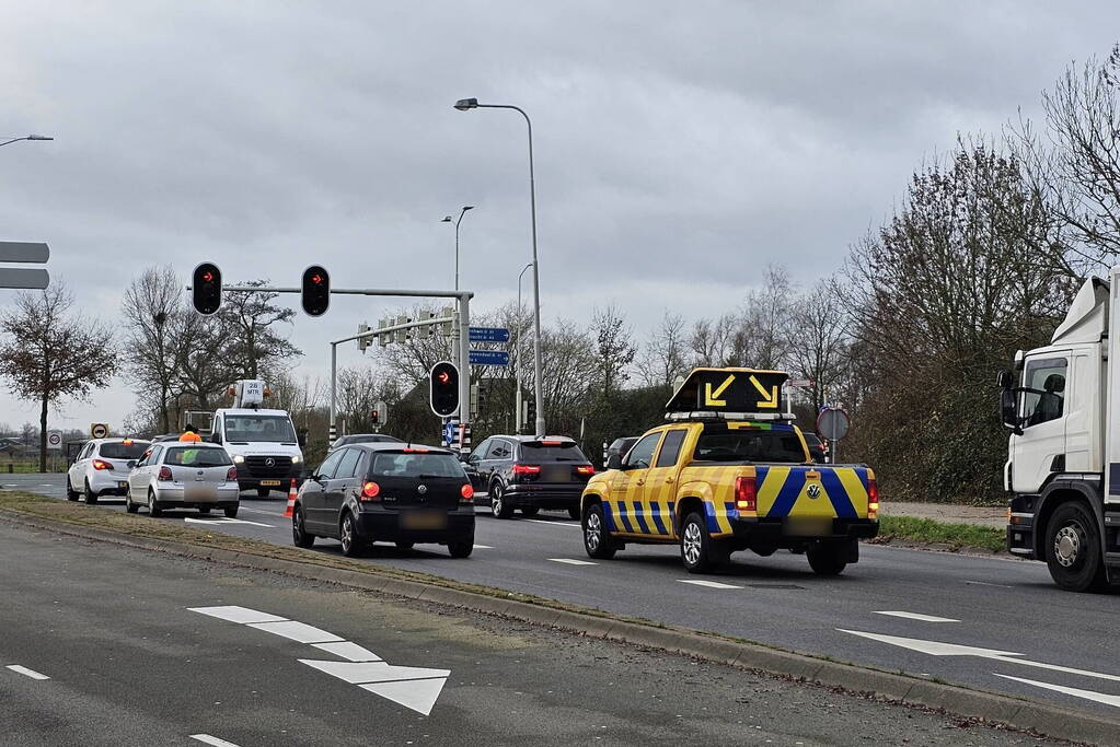 Verkeerslicht hangt los boven fietspad