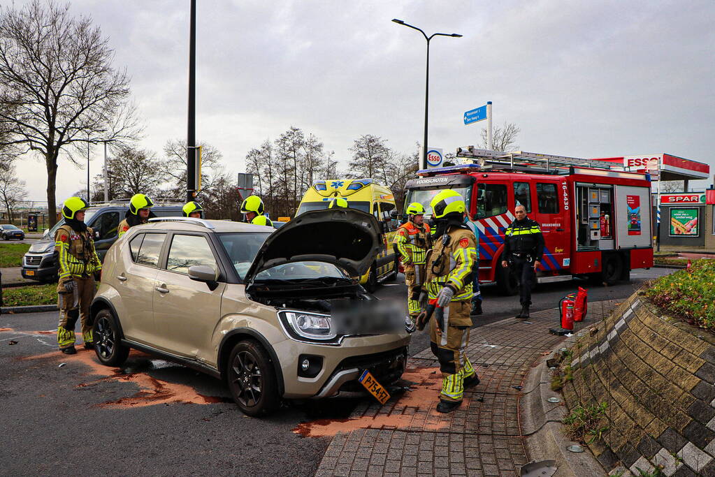 Bestuurder knalt tegen rotonde en belandt op zijkant